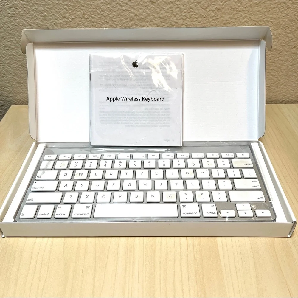 Apple KeyBoard Wireless. Bluetooth. Uses 2 AA Batteries. EUC. White & Silver